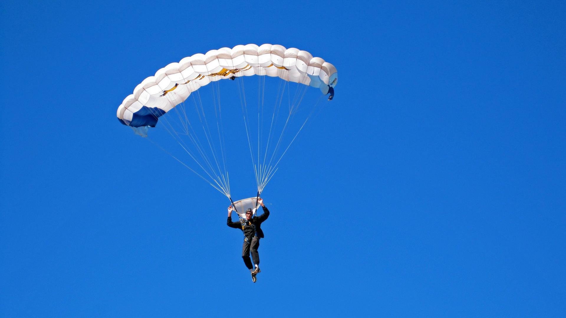 百米飞人巅峰对决 新星闪耀打破十年纪录
